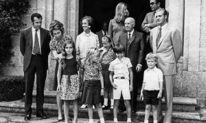 La familia Franco y los entonces príncipes de España con sus hijos en la puerta del pazo de Meirás EFE