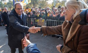 18/11/2019-. El presidente de la Generalitat, Quim Torra, saluda a la gente que le esperaba a su salida del Tribunal Superior de Justicia de Cataluña. EFE/Enric Fontcuberta