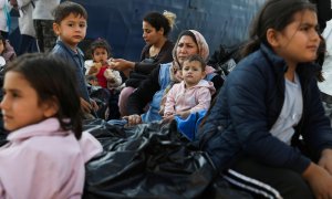 22/10/2019- Refugiados esperan ser trasladados a campamentos en tierra firme, en el puerto de Elefsina, cerca de Atenas, Grecia. REUTERS / Costas Baltas