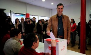 Pedro Sánchez votando en la consulta de este sábado. / EE