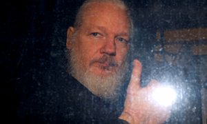 El fundador de WikiLeaks, Julian Assange, saliendo de una comisaría de Londres el pasado abril. / Reuters