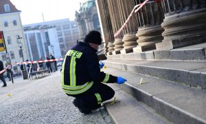 Un investigador de la Policía alemana inspecciona los exteriores del Museo de la Bóveda Verde (Dresde), lugar donde se cometió el robo./ Filip Singer (EFE)