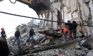 26/11/2019.-La gente buscasuppervivientes tras el terremoto. EFE/EPA/MALTON DIBRA