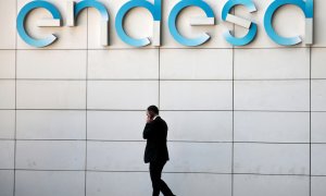 Un hombre camina bajo el logo de Endesa en la sede de la empresa en Madrid. REUTERS/Andrea Comas