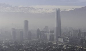 Vista panorámica de Santiago de Chile con altos niveles de contaminación. / EFE/Alberto Valdés