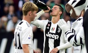 Cristiano Ronaldo celebra un título con su equipo mientras bebe alcohol. REUTERS/Archivo