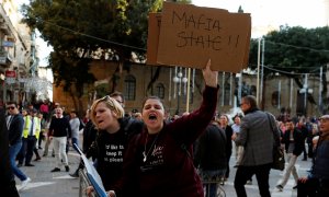 Manifestantes maltesas frente a la Corte de Justicia en La Valeta durante el juicio por el asesinato de Daphne Caruana. / Reuters