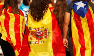 Tres banderas: la senyera, la española y la estelada. / REUTERS