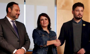 El secretari d'Organització del PSOE, José Luis Ábalos, al costat de la portaveu parlamentària socialista, Adriana Lastra, i el portaveu d'ERC al Congrés, Gabriel Rufián, aquest dijous, durant la reunió entre els equips negociadors del PSOE i ERC per apla