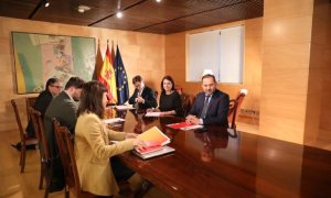 Imagen de la reunión de las delegaciones de PSOE y de ERC, en la negociación de un posible acuerdo para la investidura de Pedro Sánchez.