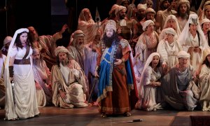 El cantante Plácido Domingo durante una escena de su interpretación del pase gráfico de la ópera 'Nabucco' de Giuseppe Verdi en el Palau de les Arts Reina Sofía de Valencia, a 29 de noviembre de 2019. Europa Press