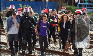 Detenciones realizadas por la Ertzaintza el pasado 17 de octubre en Vitoria, donde varios jóvenes intentaron cortar la vía del tren. DAVID AGUILAR / EFE