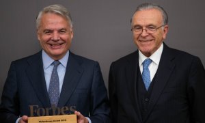 El presidente de la Fundación Mutua Madrileña, Ignacio Garralda, recibe el Premio de Forbes España a la Filantropía 2019, de manos de Isidro Fainé, distinguido el año pasado.