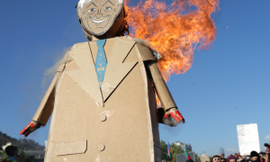 Imagen de un muñeco con la cara del presidente chileno Sebastián Piñera siendo quemado./ PABLO SANHUEZA (Reuters)
