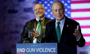 El precandidato presidencial demócrata Michael Bloomberg habla sobre su política de armas durante una visita a Aurora, Colorado. 5 diciembre de 2019. REUTERS/Rick Wilking