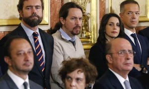 El líder de Podemos, Pablo Iglesias, entre el diputado de Vox Iván Espinosa de los Monteros, y la líder de Ciudadanos, Inés Arrimadas, en el Congreso de los Diputados en la celebración del 41 aniversario de la Constitución. EFE/Ballesteros