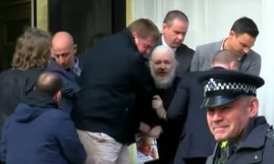 Julian Assange, con un libro de Gore Vidal en la mano, en el momento de su detención, en Londres.