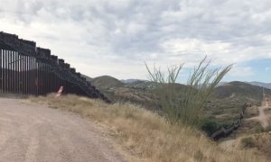 Concertinas en la valla fronteriza que separa EEUU y México en Nogales. / AITANA VARGAS