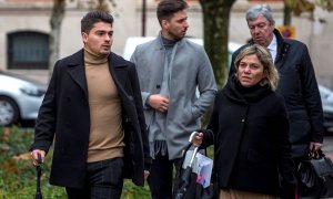 Los exjugadores de La Arandina condenados por violación a una menor Raúl Calvo (izq.) y Victor Rodríguez (c) junto a sus abogados. / EFE