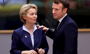 La presidenta de la Comisión Europea (CE), Ursula Von der Leyen (i), conversa con el presidente francés, Emmanuel Macron, durante la última cumbre del Consejo Europeo del año, este jueves en Bruselas (Bélgica). EFE/ Olivier Hoslet