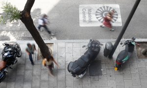 04/07/2019 - Motos aparcadas en una de las vías que componen Madrid Central. / EUROPA PRESS