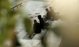 Menores migrantes junto a patinadores en el parque municipal de Isabel Clara Eugenia, en el barrio de Hortaleza.