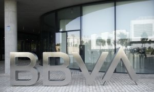El logo del BBVA a las puertas de su sede en Madrid. E.P./Eduardo Parra