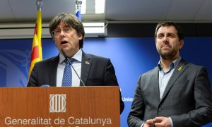 El ex líder catalán Carles Puigdemont y el ministro regional Antoni Comin celebran una conferencia de prensa en Bruselas, Bélgica, el 19 de diciembre de 2019. REUTERS / Johanna Geron