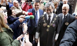 El presidente del Tribunal Supremo y del Consejo General del Poder Judicial (CGPJ), Carlos Lesmes (c), a su llegada a la sede del Tribunal Superior de Justicia de Asturias (TSJA), donde acudió a la toma de posesión del nuevo presidente Jesús María Chamorr