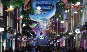 Peatones caminan bajo las luces de Navidad en Carnaby Street en Londres, (R.Unido). EFE/ANDY RAIN