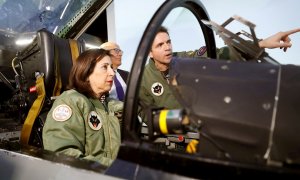 La ministra de Defensa en funciones, Margarita Robles, durante su visita a la Base Aérea de Torrejón de Ardoz para conocer las características y funcionamiento del simulador C15, del Ala12. EFE/Ballesteros
