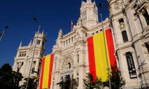Banderas colocadas en el exterior del Palacio de Cibeles con ocasión de la proclamación como rey de Felipe VI. / Ayuntamiento de Madrid