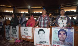 26/12/2019.- Familiares de los 43 estudiantes desaparecidos de Ayotzinapa oran por ellos este jueves en la Basílica de Guadalupe, en Ciudad de México (México). EFE/Madla Hartz