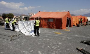 Momentos en el que miembros de la Unidad Militar de Emergencias (UME) comenzaron a montar en el puerto de Motril (Granada) un Centro de Atención Temporal a Extranjeros (CATE) en agosto de 2018. - EFE