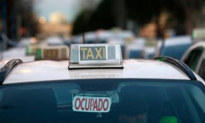 Un taxi en el centro de Madrid.-EFE