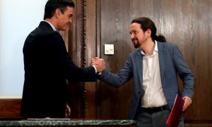 30/12/2019.- El candidato a la investidura, Pedro Sánchez (i), y el líder de Podemos, Pablo Iglesias (d), estrechan su s manos durante el acto de firma del acuerdo programático. / EFE - JUANJO MARTÍN