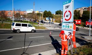 Técnicos del Ayuntamiento de Barcelona colocan la señal de la Zona de Bajas Emisiones./ Alejandro García (EFE)