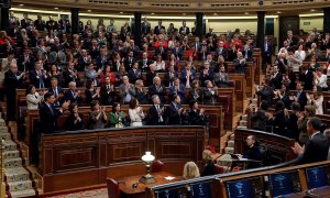 Los diputados del PSOE y de Unidas Podemos (d) se aplauden mutuamente tras las intervenciones de los portavoces del grupo de Unidas Podemos ante el pleno del Congreso de los Diputados en la primera jornada de la sesión de investidura de Pedro Sánchez como