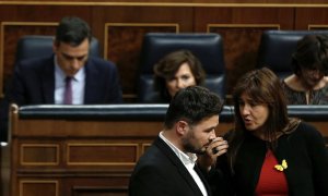 Conversa entre Laura Borràs i Gabriel Rufián al Congrés dels Diputats. EFE / Emilio Naranjo