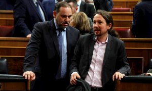 El lider de Podemos, Pablo Iglesias, junto al ministro de Fomento en funciones, José Luis Ábalos (i), en el pleno del Congreso de los Diputados tras finalizar la primera jornada de la sesión de investidura de Pedro Sánchez como presidente del Gobierno. EF
