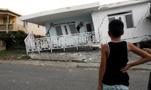 06/01/2020.- Un niño observa una casa dañada por el temblor de magnitud 5,8 que se reportó este lunes a las 06.32 hora local (10.32 GMT) en la costa de Guánica, municipio del suroeste de Puerto Rico. EFE/ Thais Llorca