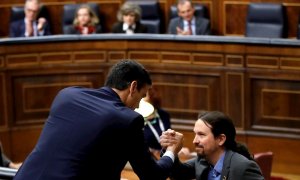 El líder de Unidas Podemos, Pablo Iglesias, saluda al presidente del gobierno en funciones Pedro Sánchez (i), tras su intervención este martes en el Congreso.EFE/Juan Carlos Hidalgo