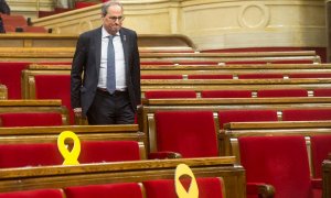 04/01/2020.- El presidente de la Generalitat Quim Torra abandona el hemiciclo tras el pleno extraordinario del Parlamento de Catalunya. / EFE - QUIQUE GARCÍA