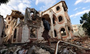 Imagen de archivo de un edificio derruido tras un ataque de la coalición liderada por Arabia Saudí en Saná, Yemen. EFE