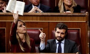 El presidente del PP, Pablo Casado, junto a su portavoz, Cayetana Álvarez de Toledo, este domingo en el Congreso de los Diputados al comienzo de la segunda jornada del debate de investidura de Pedro Sánchez como presidente del Gobierno. EFE/Mariscal