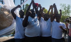 12/01/2020.- Personas protestan contra la presencia del presidente de Haití, Jovenel Moise, y altos cargos del Gobierno en la conmemoración este domingo el décimo aniversario del devastador terremoto del 12 de enero de 2010 en una ceremonia celebrada en l