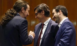 13/01/2020.- El nuevo ministro de Consumo, Alberto Garzón (d), el nuevo Vicepresidente de Derechos Sociales y Agenda 2030, Pablo Iglesias (i) y el nuevo ministro de Sanidad, Salvador Illa (c). / EFE - PACO CAMPOS