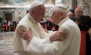 Benedicto XVI y Francisco I. / REUTERS