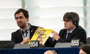Carles Puigdemont y Toni Comín muestran un cartel que reclama la libertad de Oriol Junqueras en el Parlamento Europeo./ EFE/EPA/PATRICK SEEGER