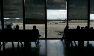 Pasajeros esperando su vuelo en el Aeropuerto de Madrid-Barajas Adolfo Suárez. AFP/Christof Stache